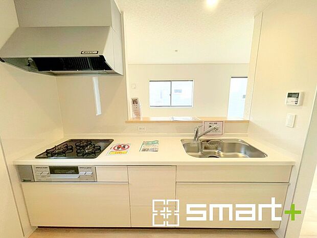 〜人気のカウンターキッチン〜 ・キッチンは人気のカウンタータイプを採用。「ご家族の顔が見える」造りです。 ・汚れの付きづらい天板、水はけの良いシンクなど機能面でも充実の仕様。 