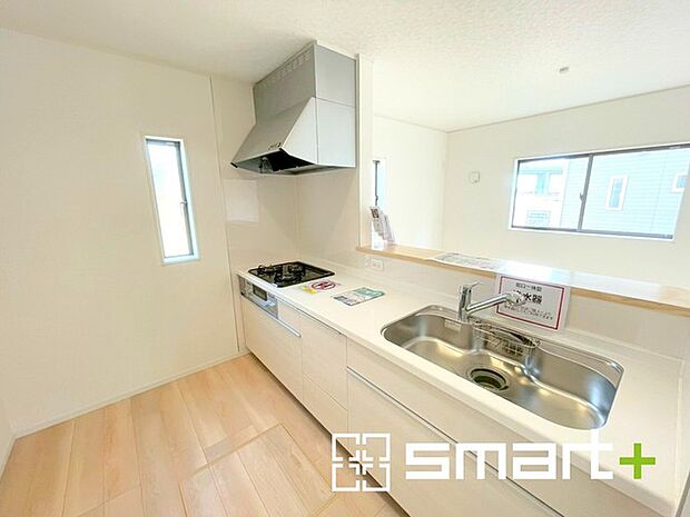 〜使い勝手の良いシステムキッチン〜 ・料理がしやすい設計のキッチンでお料理もはかどりますね。 ・もちろんキッチン下部は収納になっておりますので、フライパンなども収納可能です。 