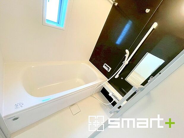 〜暖房乾燥機付きの浴室〜 ・ヒートショック対策にもなる浴室暖房を標準装備。冬場でも暖かくしてからご入浴が可能です。 ・もちろん乾燥機も付いておりますので、雨の日でも洗濯物を干せますよ。 