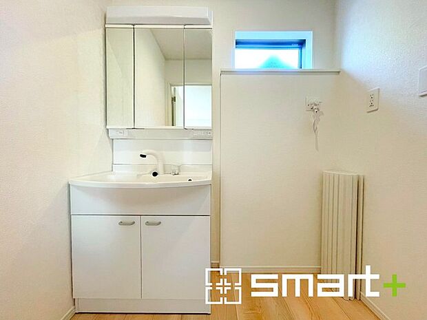 〜人気の三面鏡を採用〜 ・洗面台は三面鏡仕様なので鏡の角度を変える事で頭の後ろの方までご確認可能です。 ・鏡の裏が収納になっておりますので、洗面台周りもスッキリと片付きます。 