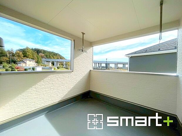 〜屋根付きのバルコニー〜 ・バルコニーは屋根付きなので急な雨でも安心です。 ・奥行きもあるので洗濯物が干しやすいのも嬉しいポイントですね。 