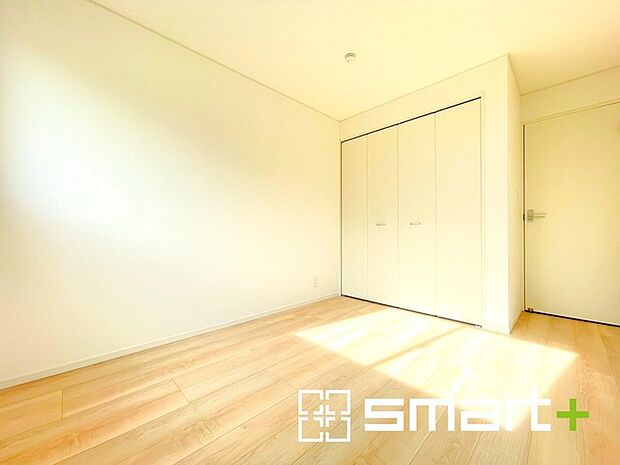 〜収納豊富な洋室〜 ・各居室に備え付けの収納をご用意。タンスなどを置く場合と比べ出っ張らないので部屋の中を有効のご活用いただけます。 ・収納の広さなどぜひ現地でご確認くださいませ。