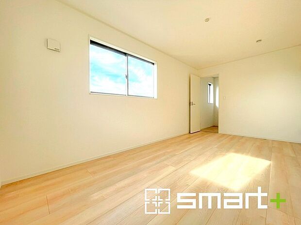 〜自然な風合いの洋室〜 ・ナチュラルな色彩で纏められた洋室は家具のコーディネートもしやすくなっております。 ・どんな家具にするか考えるだけでも楽しくなってきますね。  