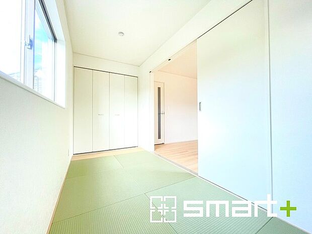 〜「和みの部屋」和室をご用意〜 ・ゴロンと寝転がったり、お子様のいるご家庭ではお子様を寝かしつけたり、などご活用いただける和室をご用意。 ・やはり畳の香りは心が落ち着きますね。 