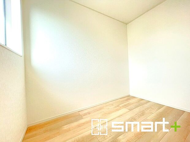 〜広々した「納戸」をご用意〜 ・本来の用途である収納としてはもちろん、テレワークスペースとしてもご利用可能な納戸をご用意。 ・広さの感覚など、ぜひ現地でご体感くださいませ。 