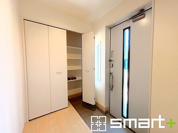 〜穏やかな陽が入る玄関〜 ・窓に加えて玄関ドアのガラス部分からも穏やかな陽が入り、明るい玄関になります。 ・備え付けのシューズボックスはたっぷりしまえて玄関がスッキリ片付きますね。 