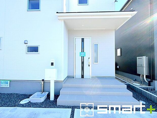 〜モニター付きインターフォン〜 ・今では当たり前になってきたモニター付きのインターフォンも付いております。 ・来客時に誰が来たかすぐにわかりますので、防犯性に優れます。 