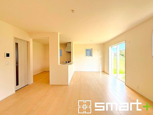 〜日当り良好のＬＤＫ〜 ・窓からたっぷりの陽光が差し込む明るいリビングで寛ぎのひと時を。 ・出来立てのお料理を運ぶのにも、食器の後片付けもラクラクなカウンターキッチン。