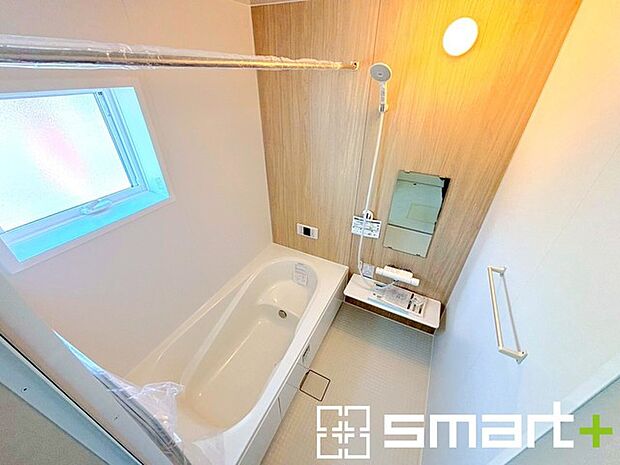 〜浴室乾燥機付きの浴室〜 ・浴室には乾燥機が付いているので雨の日でも洗濯物を干すことが可能です。 ・水はけの良い床材など機能面も充実。マイクロバルなどオプションもご相談くださいませ。 