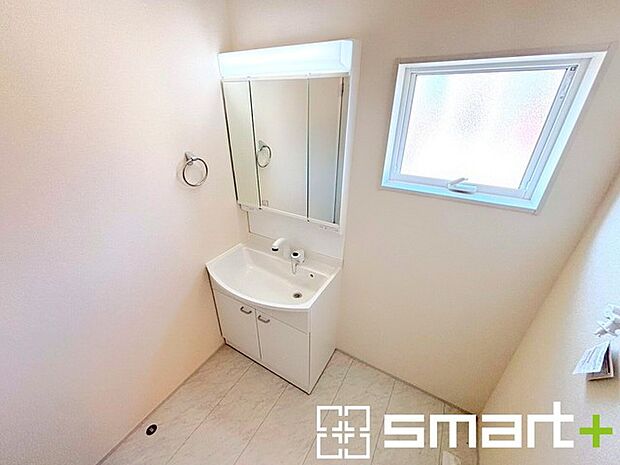 〜人気の三面鏡を採用〜 ・洗面台は三面鏡仕様なので鏡の角度を変える事で頭の後ろの方までご確認可能です。 ・鏡の裏が収納になっておりますので、洗面台周りもスッキリと片付きます。 