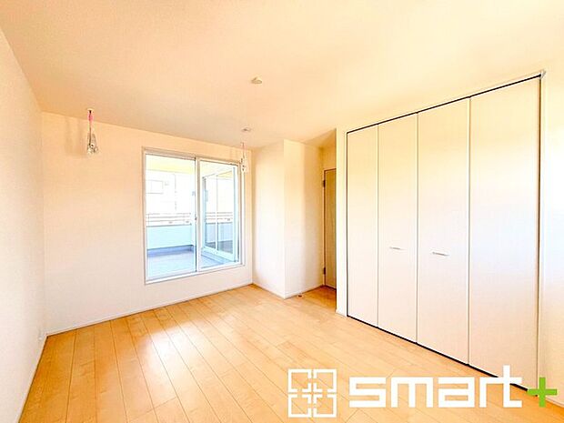 〜バルコニーに面した洋室〜 ・バルコニー側の大きな窓から穏やかな陽が差し込む明るい洋室はゆとりある広さ。 ・ご夫婦やご兄弟でもゆったりとお過ごしいただけます。 