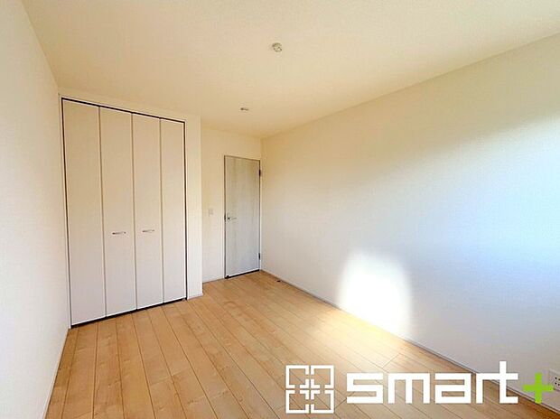 〜収納豊富な洋室〜 ・各居室に備え付けの収納をご用意。タンスなどを置く場合と比べ出っ張らないので部屋の中を有効のご活用いただけます。 ・収納の広さなどぜひ現地でご確認くださいませ。 