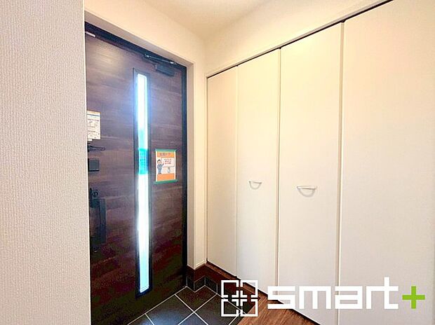 〜穏やかな陽が入る玄関〜 ・窓に加えて玄関ドアのガラス部分からも穏やかな陽が入り、明るい玄関になります。 ・備え付けのシューズボックスはたっぷりしまえて玄関がスッキリ片付きますね。