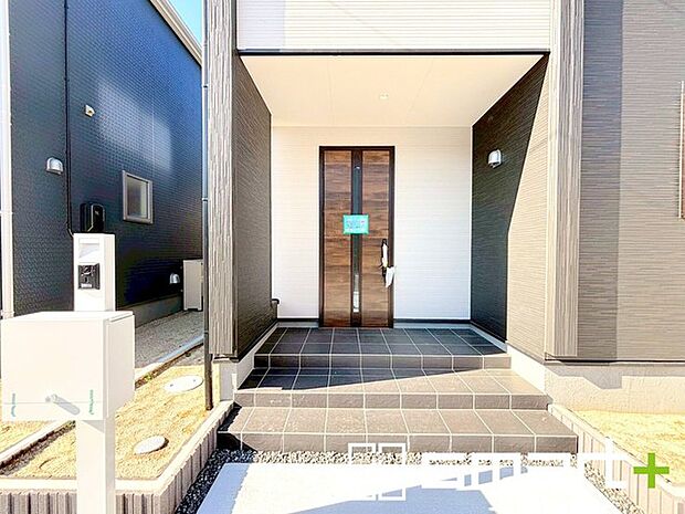 〜モニター付きインターフォン〜 ・今では当たり前になってきたモニター付きのインターフォンも付いております。 ・来客時に誰が来たかすぐにわかりますので、防犯性に優れます。 