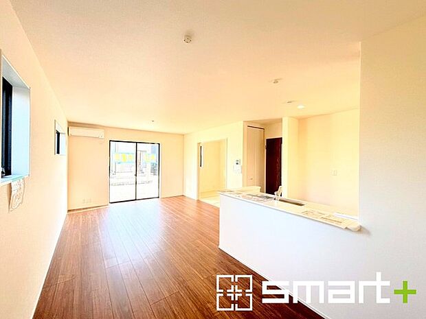 〜穏やかな陽の入るLDK〜 ・大きな窓のあるLDKは陽当りも良好で明るい空間となっております。 ・ご家族団らんなど過ごす時間の多いLDKが明るいのは嬉しいポイントですね。