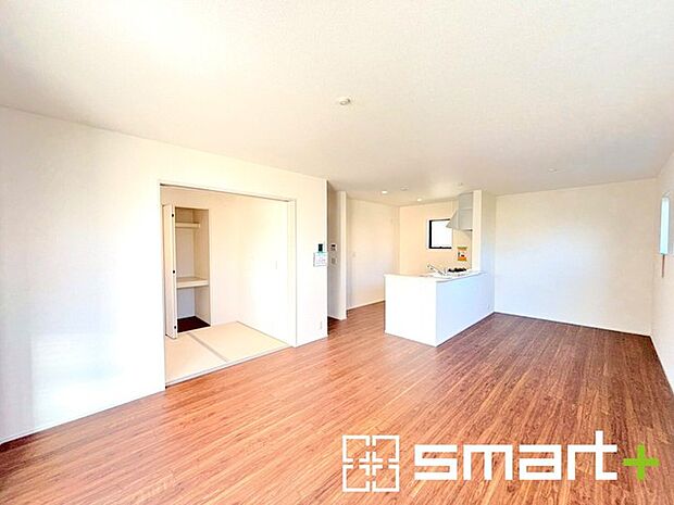 〜家族団らんにピッタリの広々リビング〜 ・穏やかな陽だまりに包まれる居心地の良いLDKは、ご家族が集まる憩いのスペースに。 ・隣接の和室を続き間として利用すれば20帖の広々空間になります。