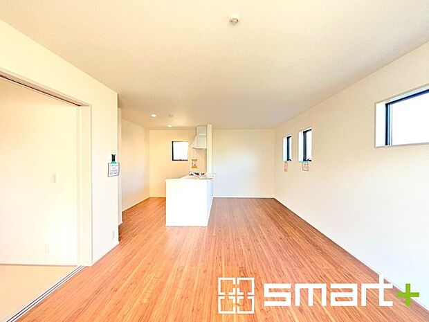 〜日当り良好のLDK〜 ・たくさんの窓からたっぷりの陽光が差し込む明るいリビングで寛ぎのひと時を。 ・出来立てのお料理を運ぶのにも、食器の後片付けもラクラクなカウンターキッチン。