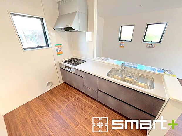 〜使い勝手の良いシステムキッチン〜 ・料理がしやすい設計のキッチンでお料理もはかどりますね。 ・もちろんキッチン下部は収納になっておりますので、フライパンなども収納可能です。 