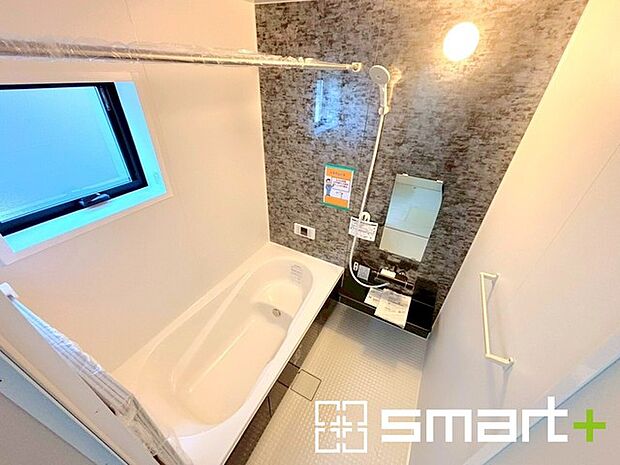 〜浴室乾燥機付きの浴室〜 ・浴室には乾燥機が付いているので雨の日でも洗濯物を干すことが可能です。 ・水はけの良い床材など機能面も充実。マイクロバルなどオプションもご相談くださいませ。