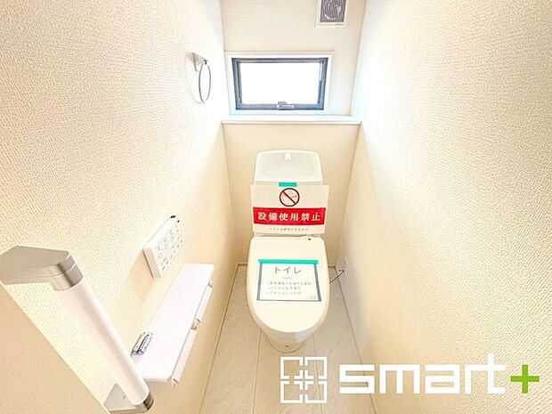 〜窓付きの明るいトイレ〜 ・清潔感あるシャワートイレ。窓があるので換気もしやすく快適ですね。 ・背面にある棚はトイレットペーパーなどの置き場や飾り棚としても利用できますね。