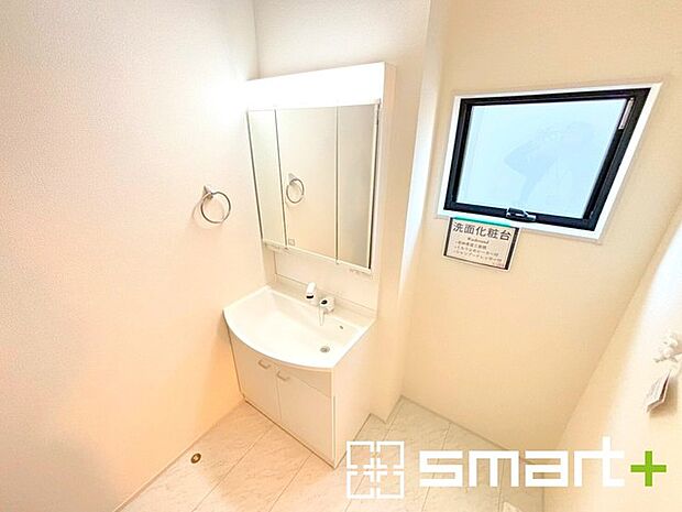 〜明るい洗面スペース〜 ・窓から明るい陽が入り、気持ちよく朝の支度ができますね。 ・使い勝手の良い三面鏡タイプのシャワー付き洗面化粧台。鏡の裏に収納があるので洗面台周りもスッキリ。