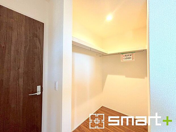 〜ウォークインクローゼット〜 ・衣類をハンガーに掛けたまま収納できるウォークインクローゼットは重宝しますね。 ・季節ものや小物類なども整理整頓しやすく生活空間が広がりますね。