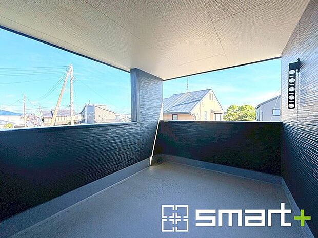 〜屋根付きのバルコニー〜 ・バルコニーは屋根付きなので急な雨でも安心です。 ・奥行きもあるので洗濯物が干しやすいのも嬉しいポイントですね。 