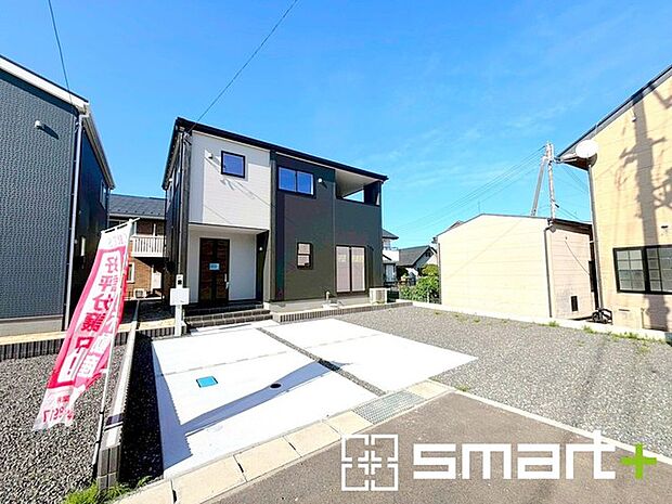 〜ゆとりあるカースペース3台〜 ・セカンドカーや来客時にも困らないカースペース3台。自転車やバイクのおける余裕の広さです。 ・カーポートなどのオプションもお気軽にご相談くださいませ。