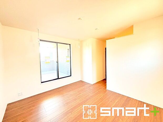 〜バルコニーに面した洋室〜 ・バルコニー側の大きな窓から穏やかな陽が差し込む明るい洋室はウォークインクローゼット付。 ・ゆとりある広さでご夫婦やご兄弟でもゆったりお過ごしいただけます。 