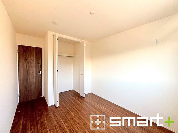 〜収納豊富な洋室〜 ・各居室に備え付けの収納をご用意。タンスなどを置く場合と比べ出っ張らないので部屋の中を有効のご活用いただけます。 ・収納の広さなどぜひ現地でご確認くださいませ。