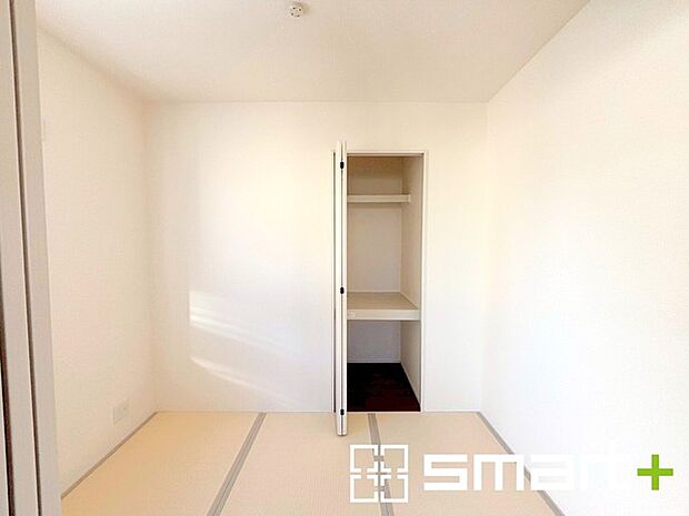 〜使い勝手の良い「和洋室」〜 ・畳敷きに建具は洋風、というハイブリッド型の「和洋室」。和室と洋室の良い所を組み合わせたお部屋です。 ・やはり畳の香りは心が落ち着きますね。 