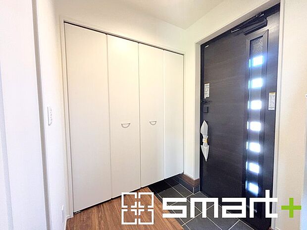 〜穏やかな陽が入る玄関〜 ・窓に加えて玄関ドアのガラス部分からも穏やかな陽が入り、明るい玄関になります。 ・備え付けのシューズボックスはたっぷりしまえて玄関がスッキリ片付きますね。