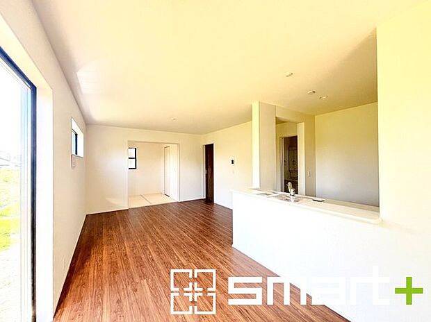 〜穏やかな陽の入るＬＤＫ〜 ・大きな窓のあるＬＤＫは陽当りも良好で明るい空間となっております。 ・ご家族団らんなど過ごす時間の多いＬＤＫが明るいのは嬉しいポイントですね。 