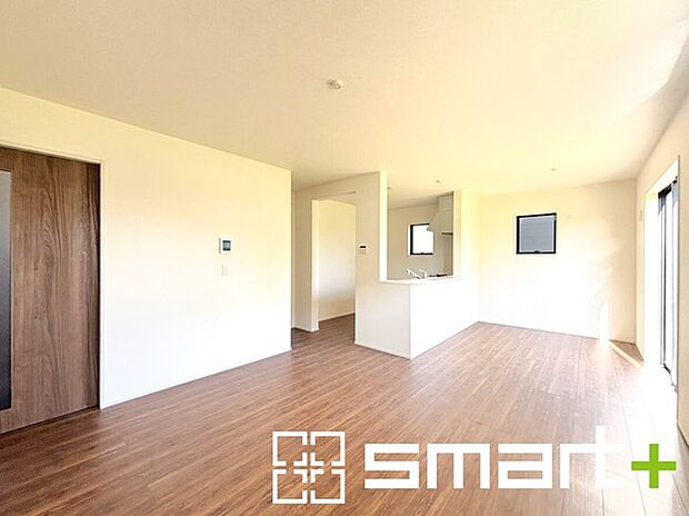 〜日当り良好のLDK〜 ・窓からたっぷりの陽光が差し込む明るいリビングで寛ぎのひと時を。 ・出来立てのお料理を運ぶのにも、食器の後片付けもラクラクなカウンターキッチン。