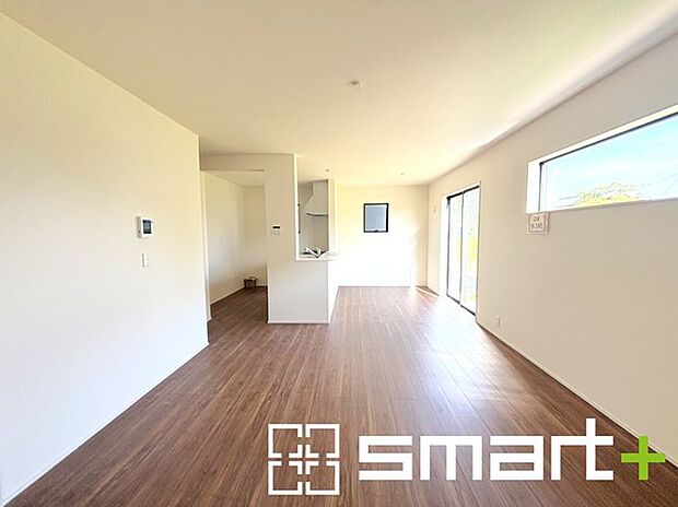 〜穏やかな陽の入るLDK〜 ・穏やかな陽だまりに包まれる居心地の良いLDKは、ご家族が自然と集まる憩いのスペースに。 ・料理と洗濯、片付けなど並行して家事を進める時に便利な回遊動線。