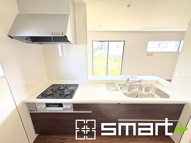 〜人気のカウンターキッチン〜 ・キッチンは人気のカウンタータイプを採用。「ご家族の顔が見える」造りです。 ・蛇口に浄水器が内蔵されているなど機能面でも優れた仕様です。