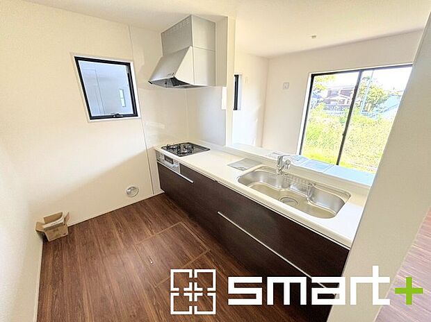 〜使い勝手の良いシステムキッチン〜 ・料理がしやすい設計のキッチンでお料理もはかどりますね。 ・もちろんキッチン下部は収納になっておりますので、フライパンなども収納可能です。