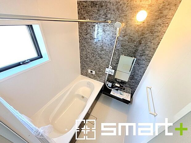 〜浴室乾燥機付きの浴室〜 ・浴室には乾燥機が付いているので雨の日でも洗濯物を干すことが可能です。 ・水はけの良い床材など機能面も充実。マイクロバルなどオプションもご相談くださいませ。