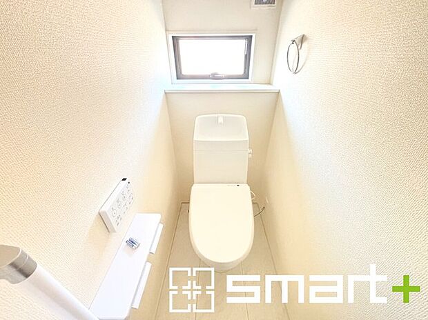 〜窓付きの明るいトイレ〜 ・清潔感あるシャワートイレ。窓があるので換気もしやすく快適ですね。 ・背面にある棚はトイレットペーパーなどの置き場や飾り棚としても利用できますね。