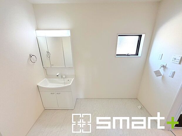 〜明るい洗面スペース〜 ・窓から明るい陽が入り、気持ちよく朝の支度ができますね。 ・使い勝手の良い三面鏡タイプのシャワー付き洗面化粧台。鏡の裏に収納があるので洗面台周りもスッキリ。