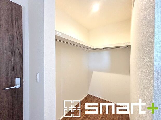 〜ウォークインクローゼット〜 ・衣類をハンガーに掛けたまま収納できるウォークインクローゼットは重宝しますね。 ・季節ものや小物類なども整理整頓しやすく生活空間が広がりますね。 