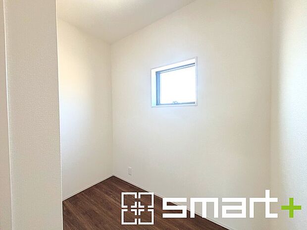 〜広々した「納戸」をご用意〜 ・本来の用途である収納としてはもちろん、テレワークスペースとしてもご利用可能な納戸をご用意。 ・広さの感覚など、ぜひ現地でご体感くださいませ。 