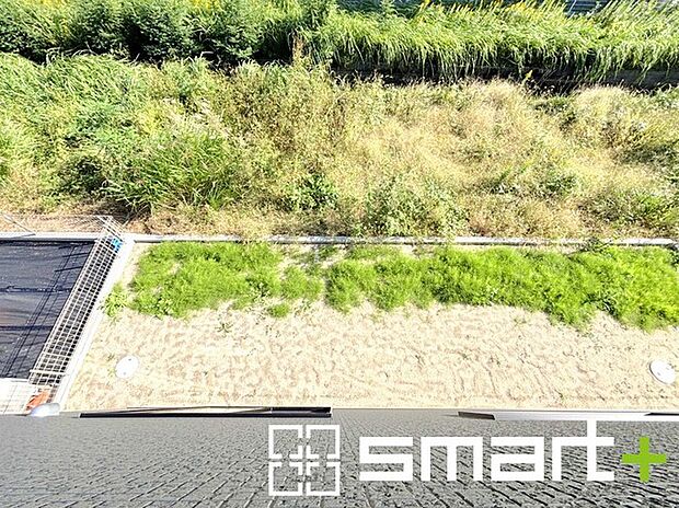 〜お庭もある余裕の敷地〜 ・広々した敷地にはお庭もご用意。お庭があるだけで余裕を感じますね。 ・防草シートや人工芝の敷設などのオプションもお気軽にご相談くださいませ。