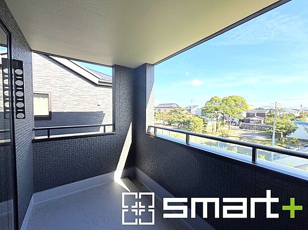 〜屋根付きのバルコニー〜 ・バルコニーは屋根付きなので急な雨でも安心です。 ・奥行きもあるので洗濯物が干しやすいのも嬉しいポイントですね。 