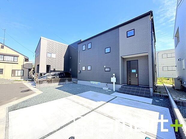 〜ゆとりあるカースペース3台〜 ・セカンドカーや来客時にも困らないカースペース3台。自転車やバイクのおける余裕の広さです。 ・カーポートなどのオプションもお気軽にご相談くださいませ。