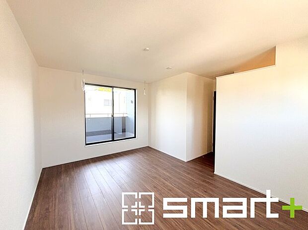 〜WIC付きの洋室〜 ・バルコニー側の大きな窓から穏やかな陽が差し込む明るい洋室はウォークインクローゼット付。 ・9.5帖のゆとりある広さでご夫婦やご兄弟でもゆったりお過ごしいただけます。