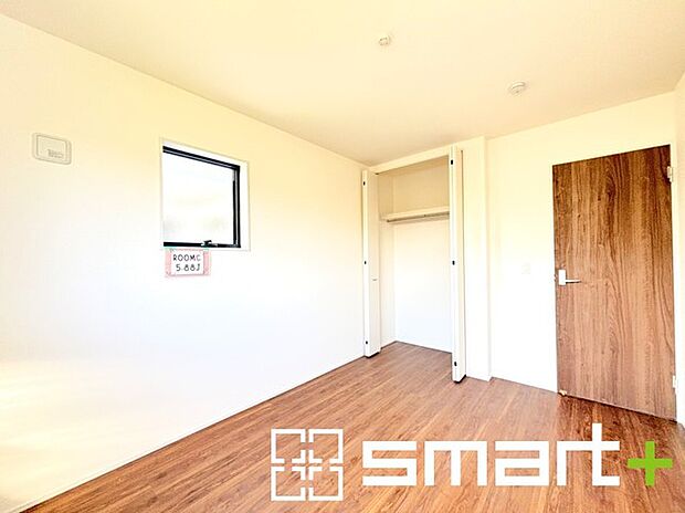 〜収納豊富な洋室〜 ・各居室に備え付けの収納をご用意。タンスなどを置く場合と比べ出っ張らないので部屋の中を有効のご活用いただけます。 ・収納の広さなどぜひ現地でご確認くださいませ。