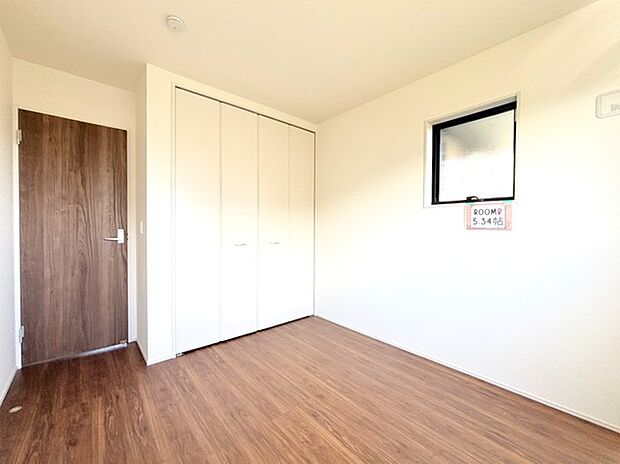 〜自然な風合いの洋室〜 ・ナチュラルな色彩で纏められた洋室は家具のコーディネートもしやすくなっております。 ・どんな家具にするか考えるだけでも楽しくなってきますね。