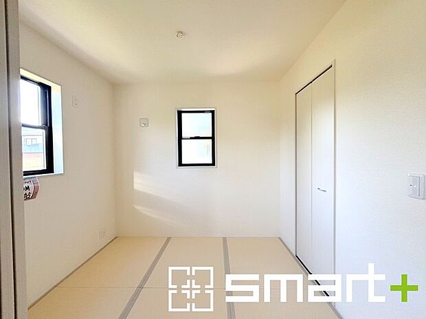 〜使い勝手の良い「和洋室」〜 ・畳敷きに建具は洋風、というハイブリッド型の「和洋室」。和室と洋室の良い所を組み合わせたお部屋です。 ・やはり畳の香りは心が落ち着きますね。