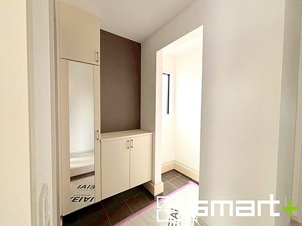 ~シューズインクロークのある玄関~ ・玄関横にシューズインクロークをご用意。 ・追加の靴置きとしてはもちろん、スキー・ゴルフなど趣味の用具の置場としてもご利用いただけます。